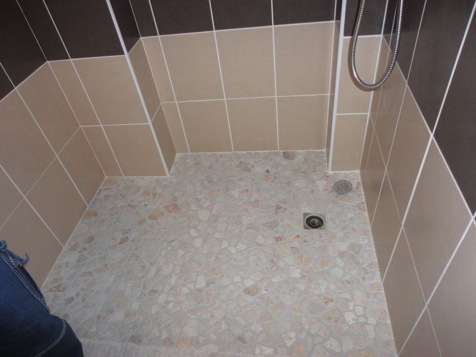 Douche à l’italienne carrelée avec frise en mosaïque