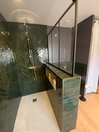 Douche à l’italienne en carrelage vert avec paroi vitrée