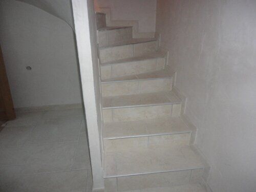 Escalier intérieur carrelé