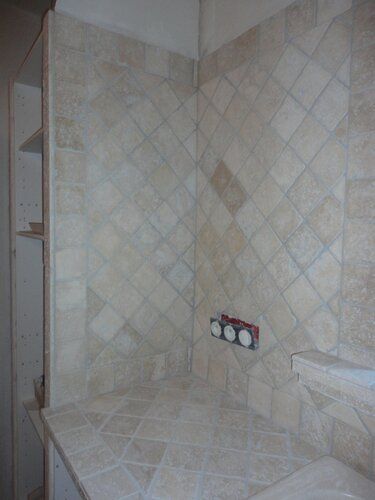 Douche carrelée en pose diagonale ton pierre