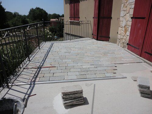 Terrasse de balcon dallée en cours de pose