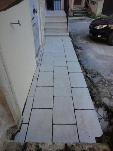 Allée extérieure dallée le long d’une maison