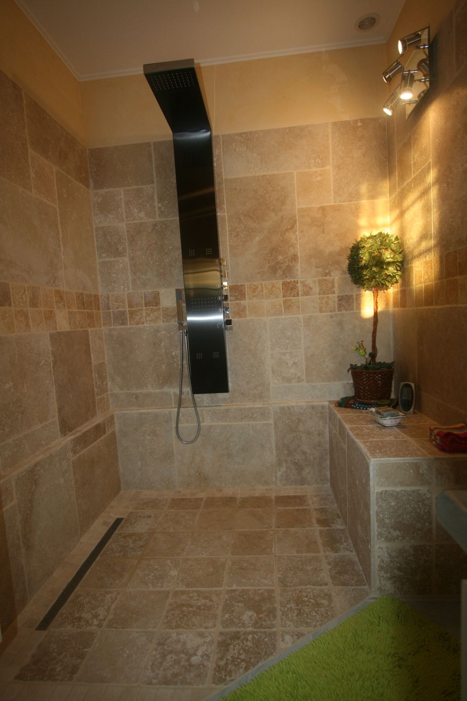Salle de bain carrelée réalisée par DP Carrelage